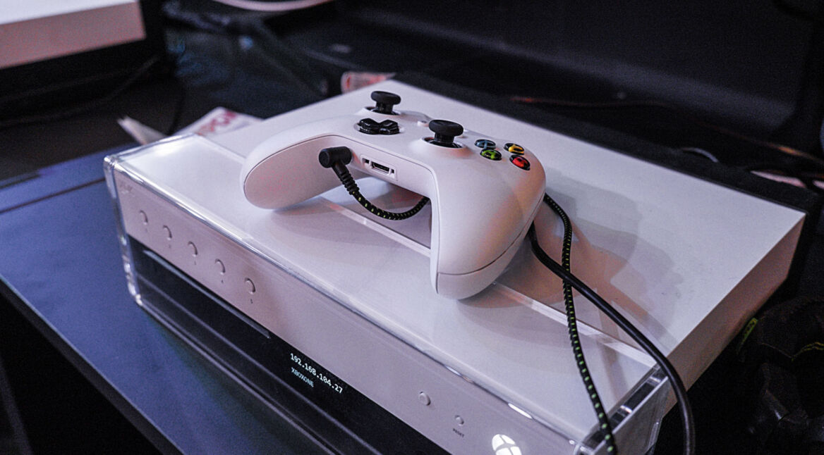 Der Xbox-One-Controller liegt auf der Konsole.