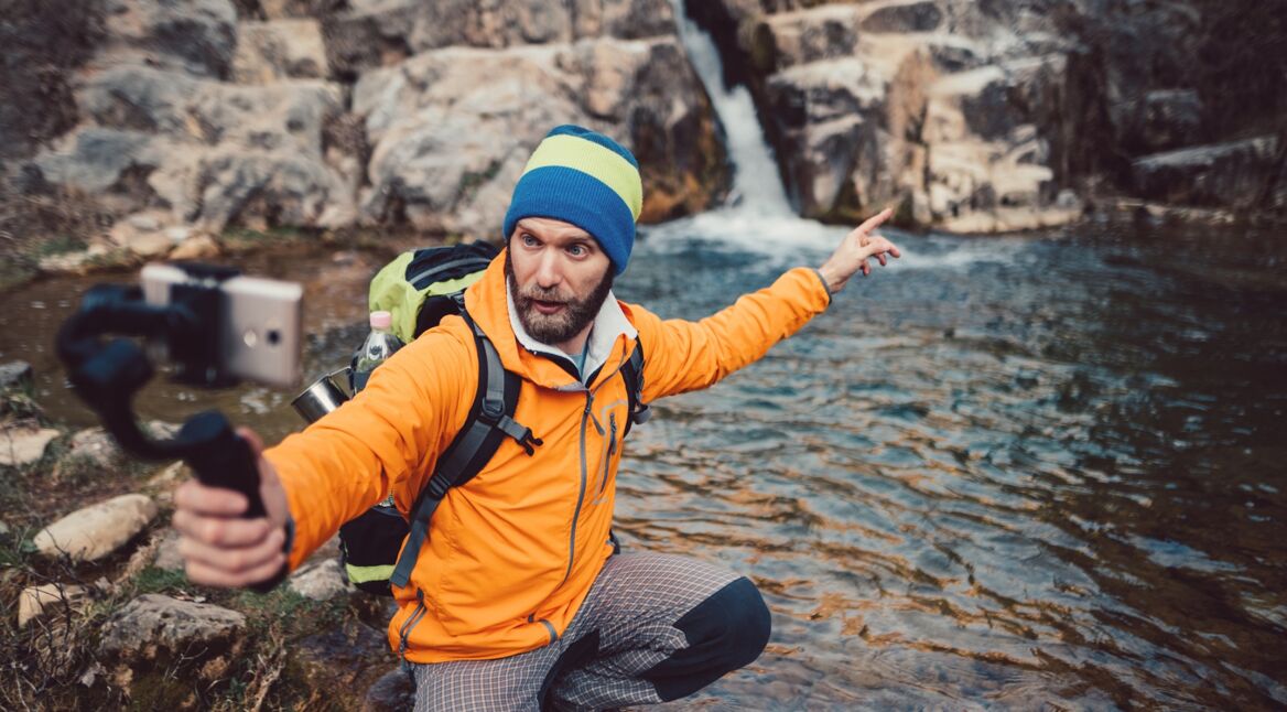 Ein Mann nimmt ein Boomerang-Video von sich auf