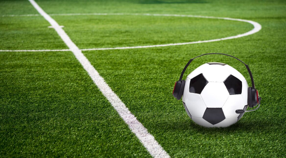 Ball mit Kopfhörern auf Rasen