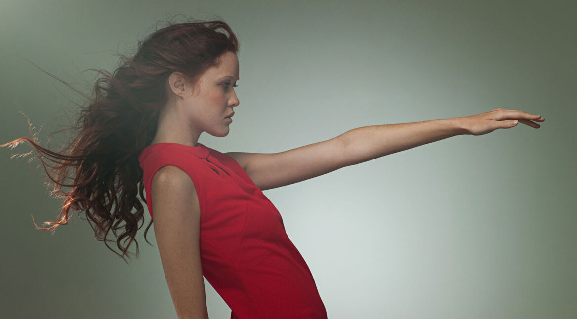 Frau-mit-rotem-Kleid-wirkt-wie-ferngesteuert