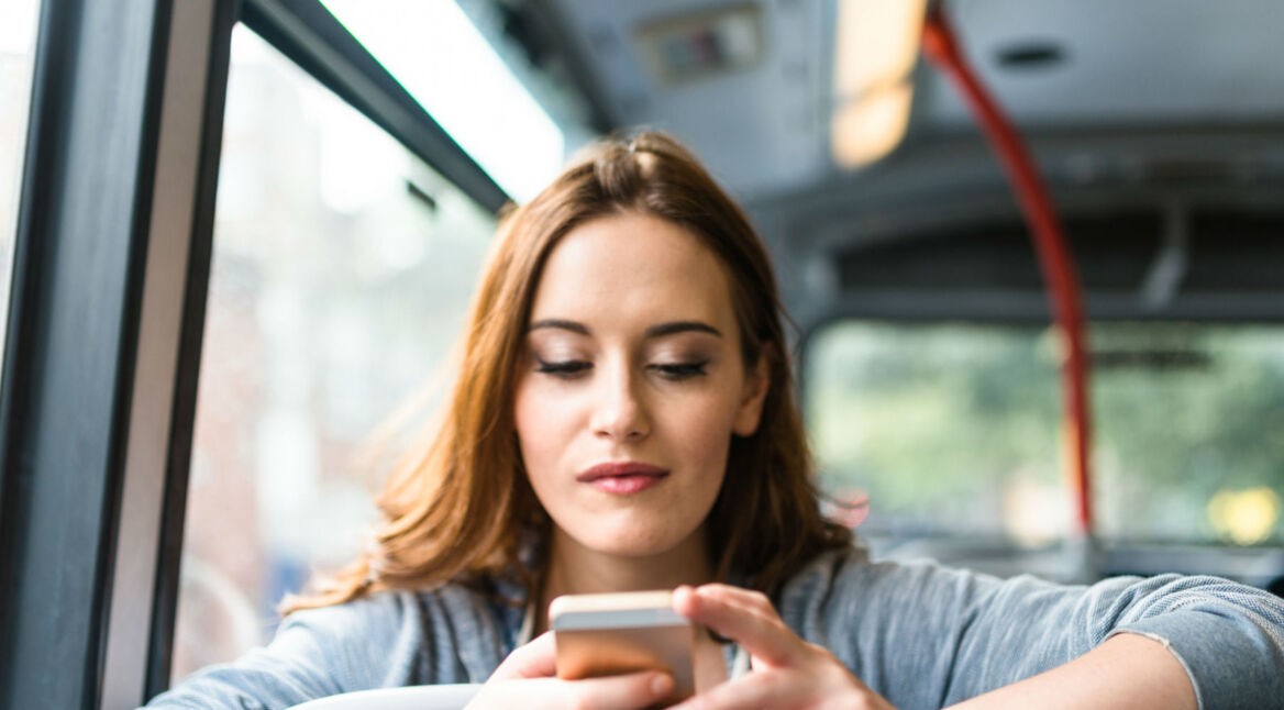 Eine junge Frau richtet einen Shortcut ein