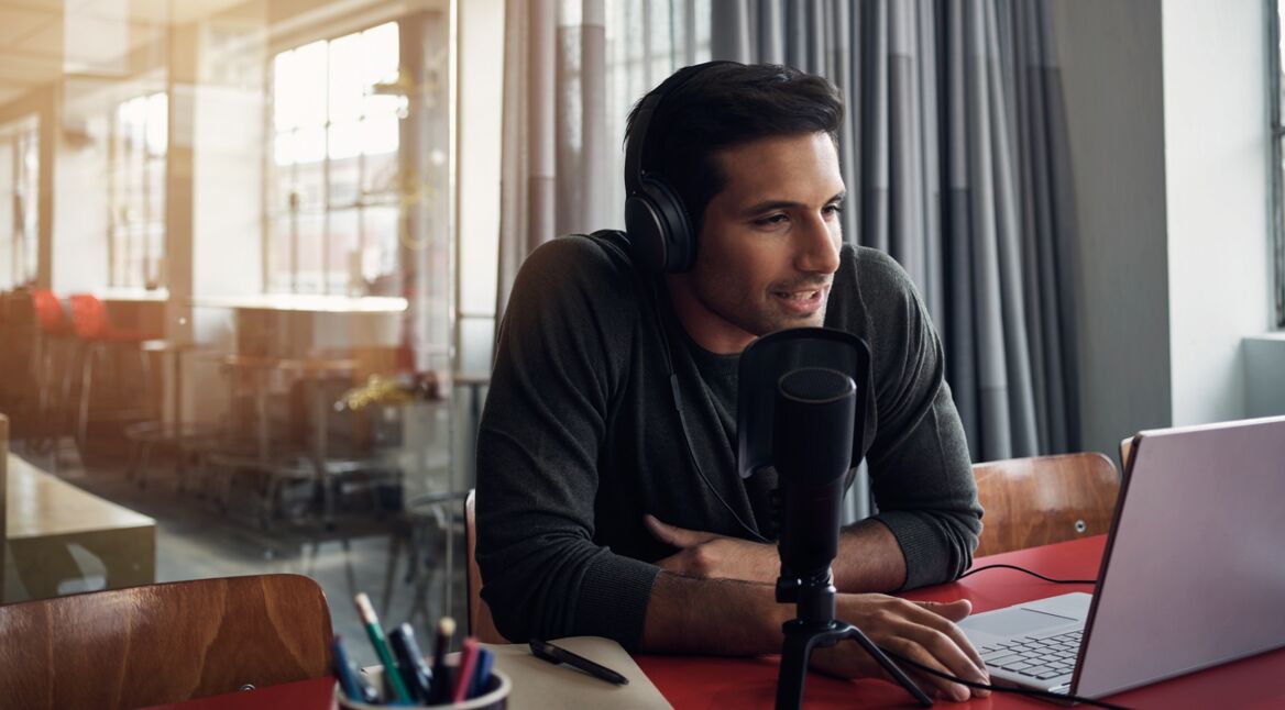 Ein Mann nimmt seinen Fußball-Podcast auf