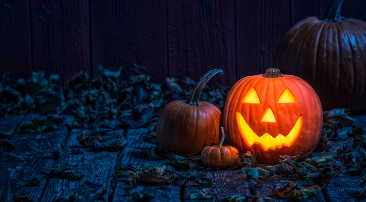 Leuchtender und ausgehöhlter Kürbis zu Halloween