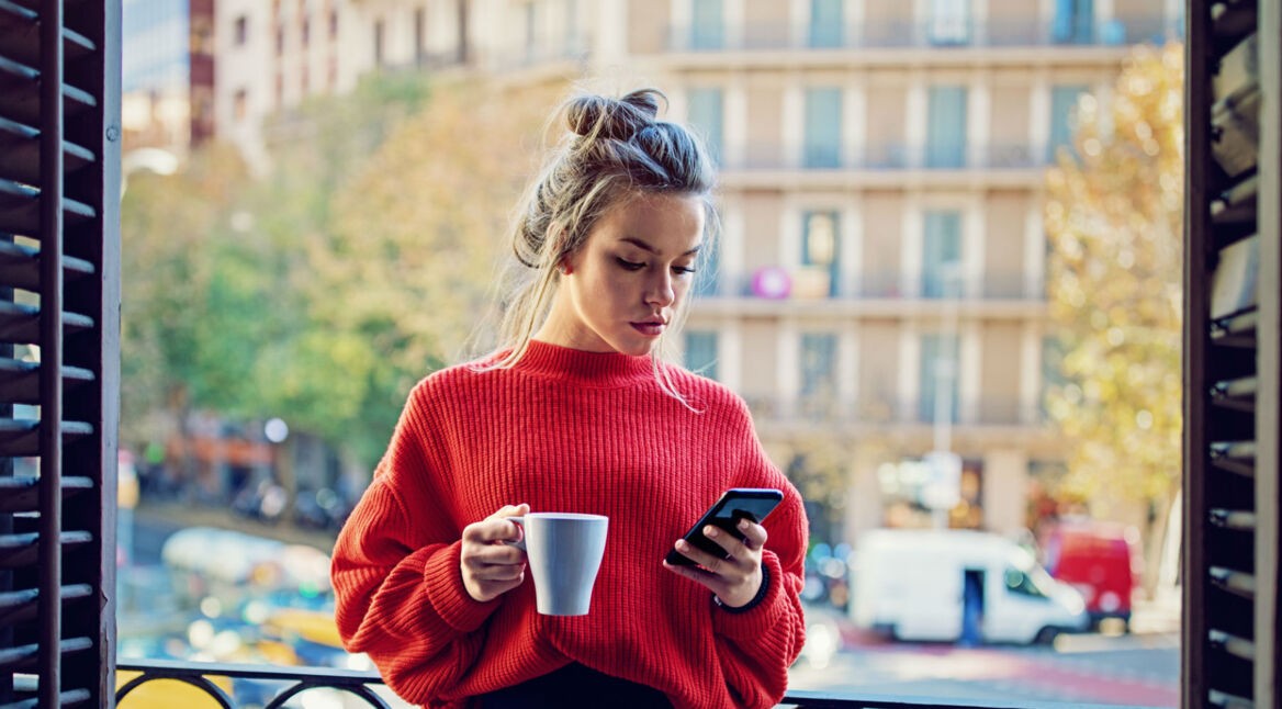 Junge Frau lädt Android-App aus dem Google Play Store herunter.