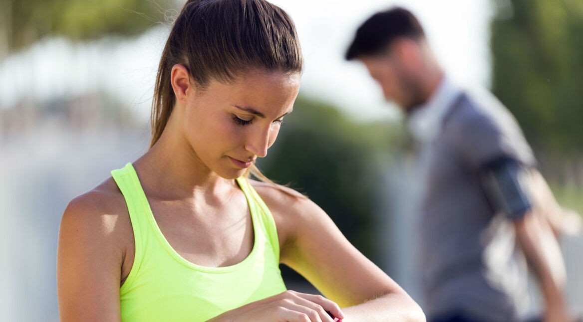 Junge Frau löst die Akku-Probleme ihrer Apple Watch.