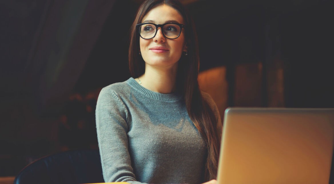 Junge Frau nutzt Google Chrome am Laptop.