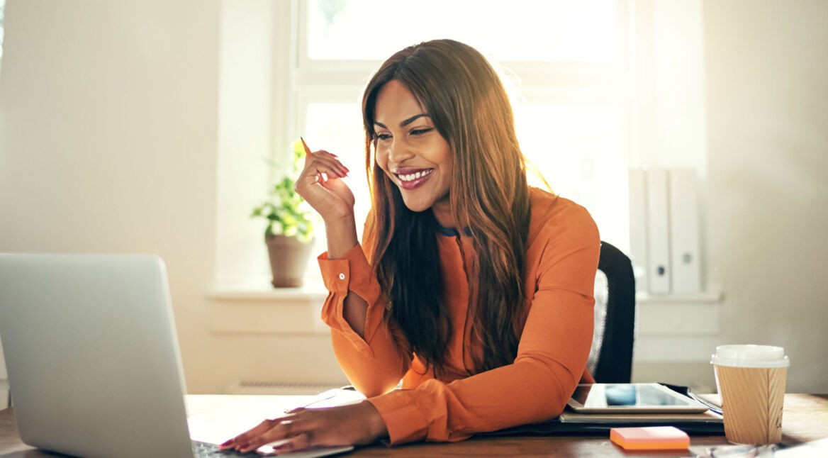 Junge Frau startet am Laptop den Firefox-Browser.