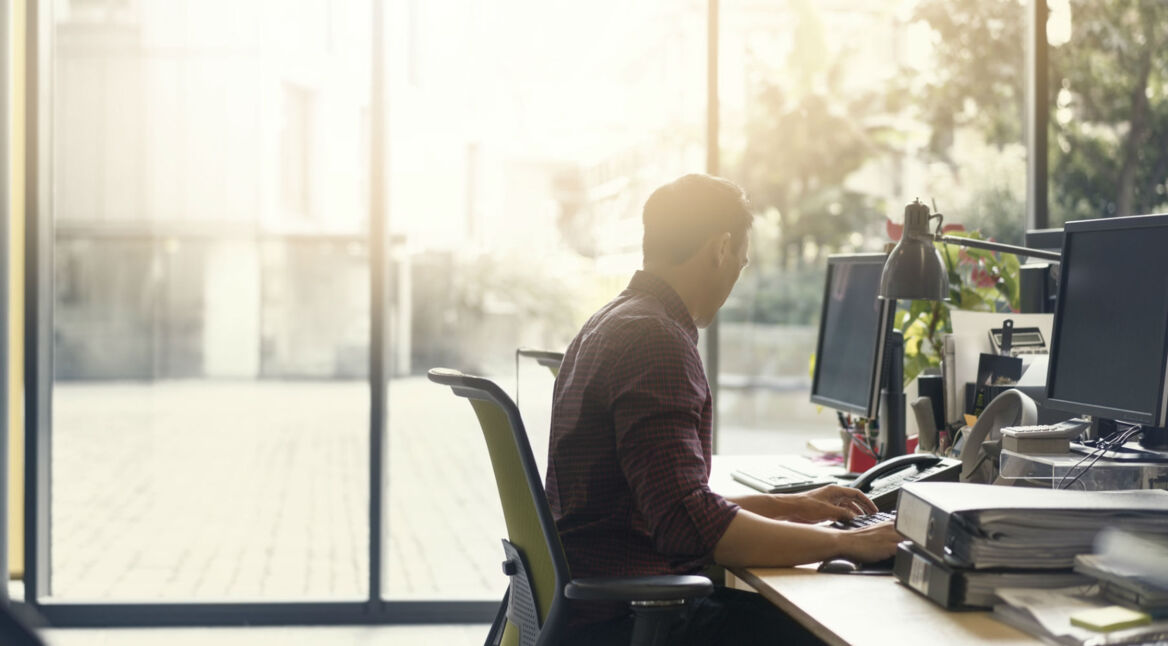 Junger Mann ändert App-Berechtigungen am Computer