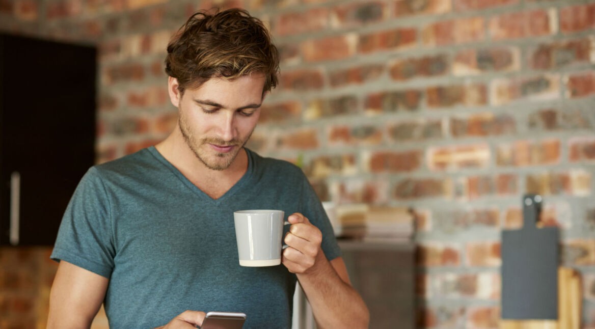 Junger Mann sieht sich auf seinem Smartphone Google-Maps-Bewertungen an.