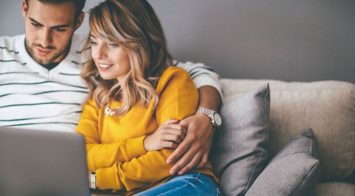 Junges Paar löst sein WhatsApp-Web-Problem.