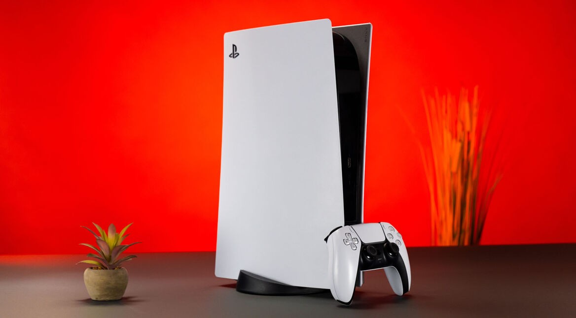 PlayStation 5 und Controller vor rotem Hintergrund