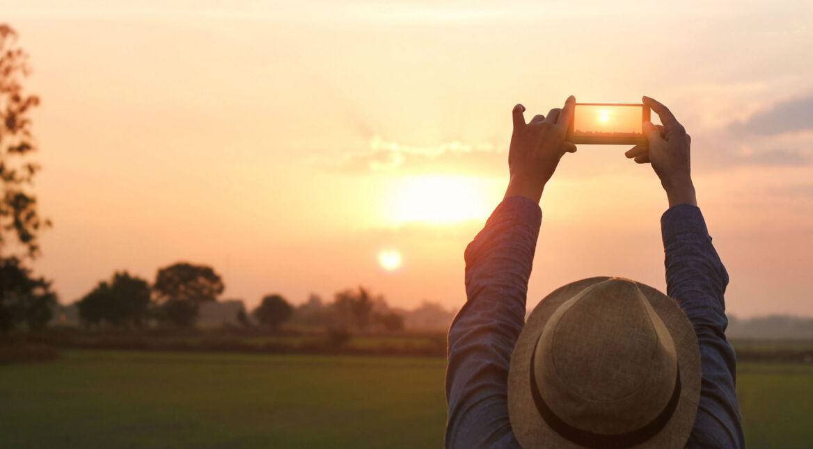 Junge Frau dreht ein neues Video mit dem iPhone.