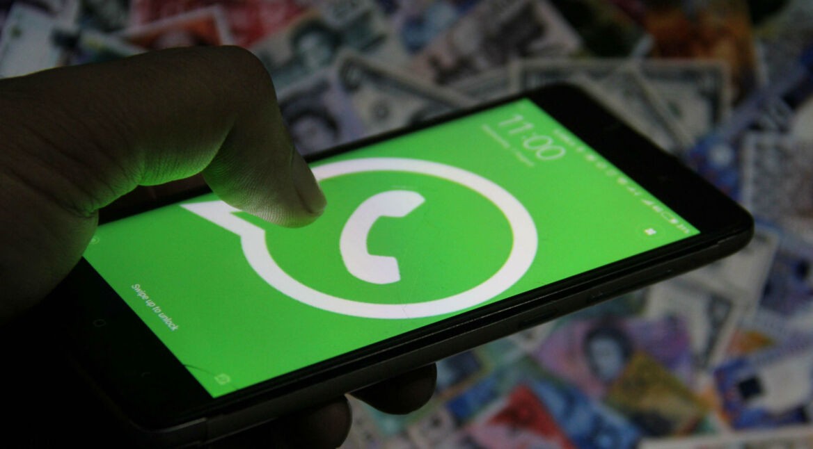 WhatsApp-Logo auf dem Smartphone.