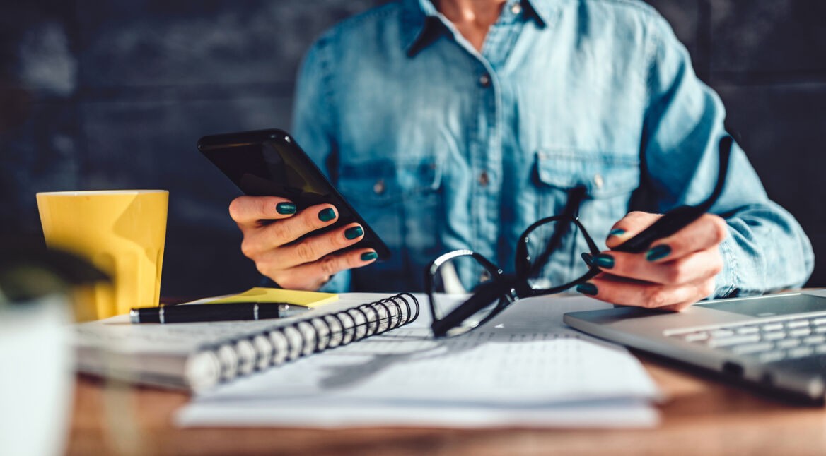 Studentin testet Lern-Apps fuer Studenten.