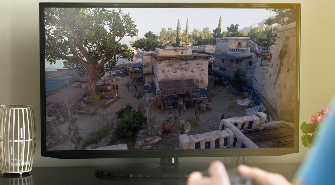 Junge spielt Assassin's Creed: Odyssey auf TV