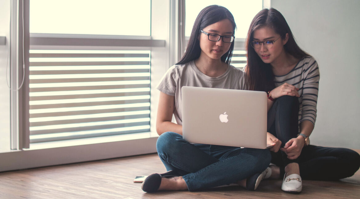 Zwei Frauen am MacBook