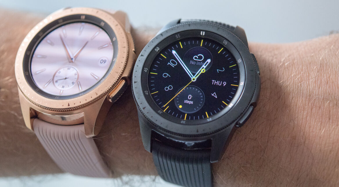 Samsung Galaxy Watch in Schwarz und in Roségold.