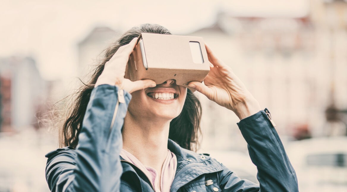 Frau nutzt Google Cardboard.