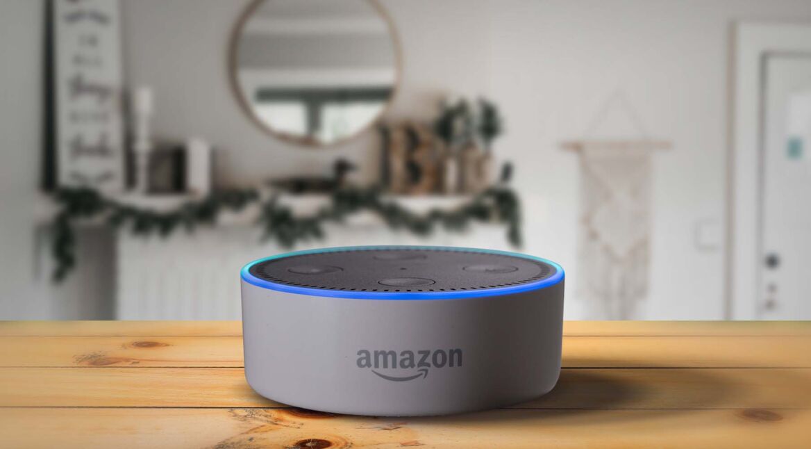 Amazon Echo Dot mit eingebauter Alexa steht im Wohnzimmer.