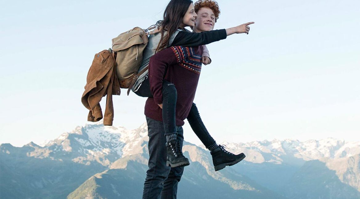 Das Bild aus dem Film Amelie rennt zeigt einen Jungen der ein Mädchen auf dem Rücken trägt.