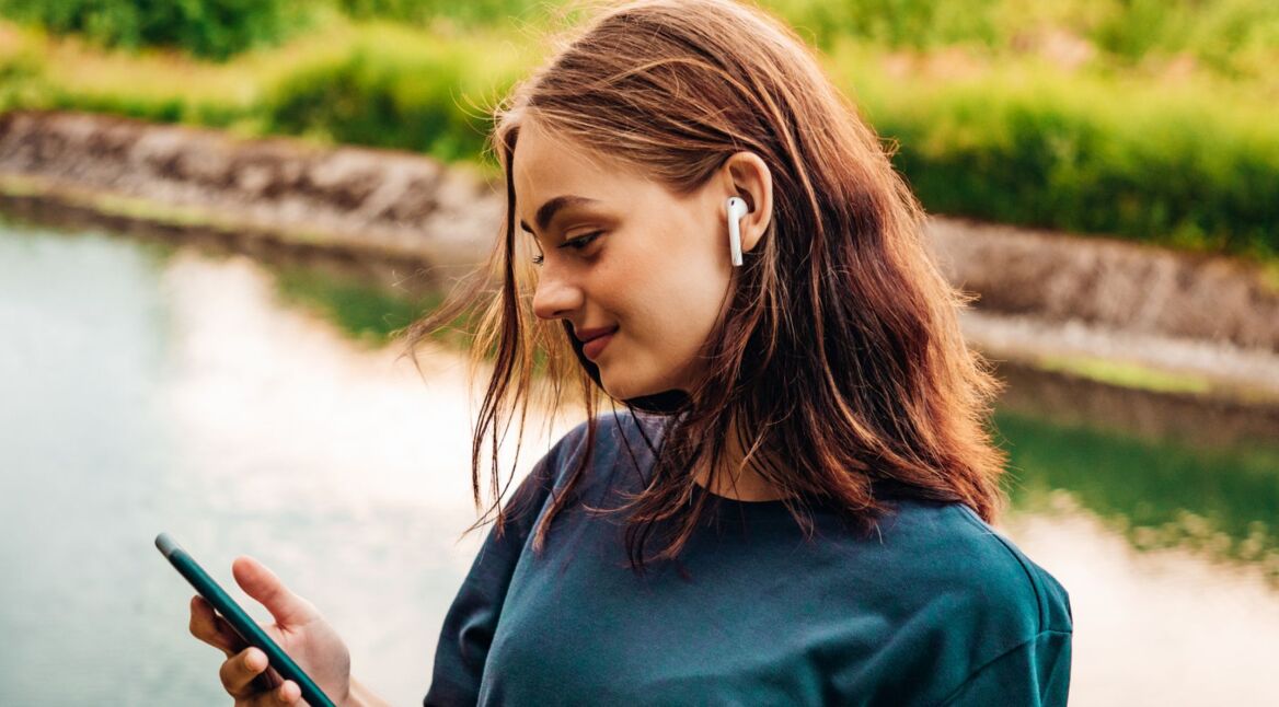 Frau schaut auf ihr Smartphone.