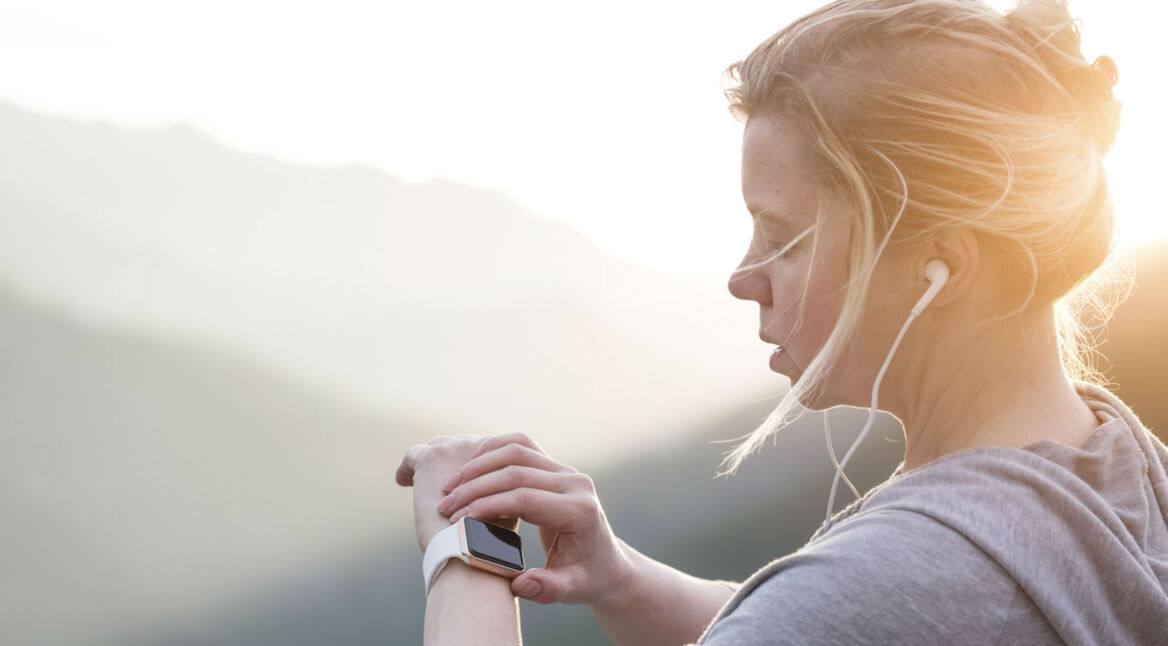 Frau löst die Synchronisations-Probleme ihrer Smartwatch.