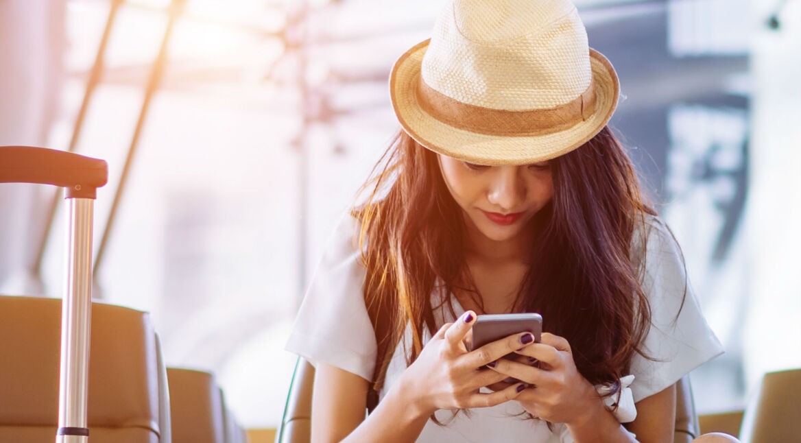 Junge Frau markiert eine WhatsApp-Nachricht als ungelesen auf dem Smartphone.