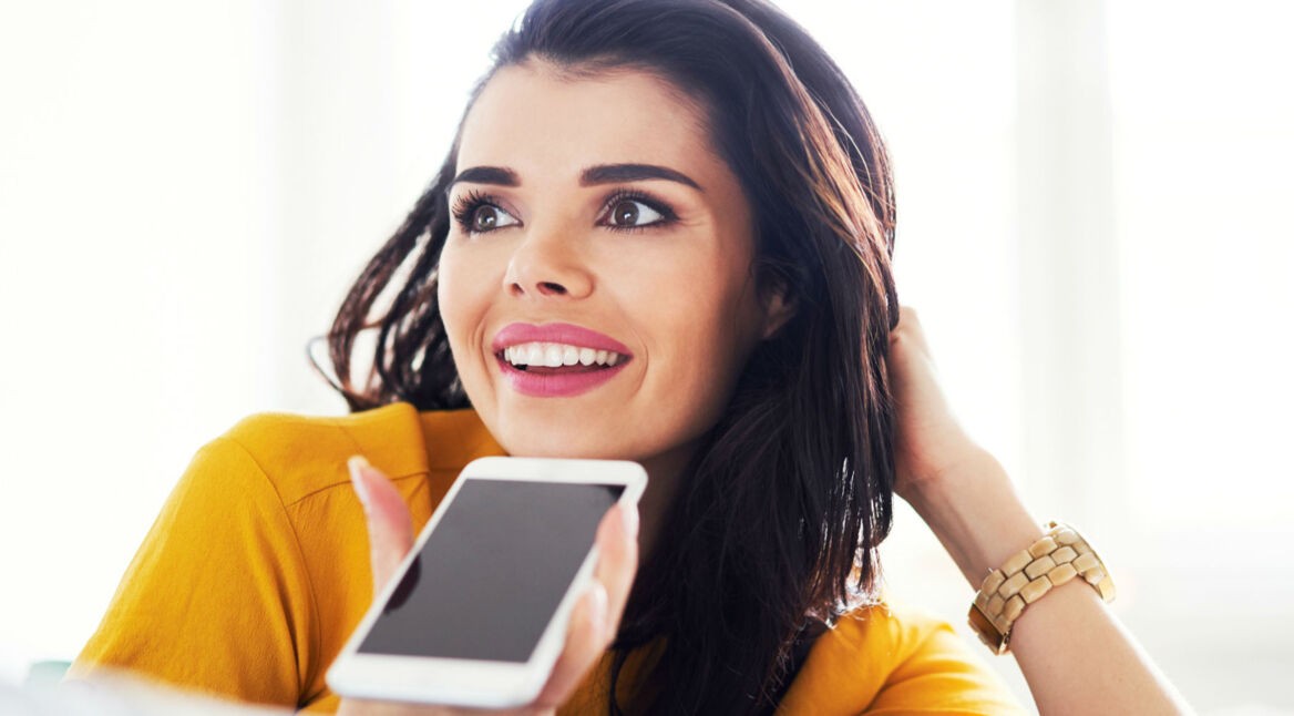 Frau nutzt neue Google-Assistant-Funktion am Smartphone.