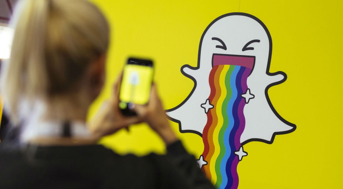Frau nutzt Snapchat-App am Smartphone.