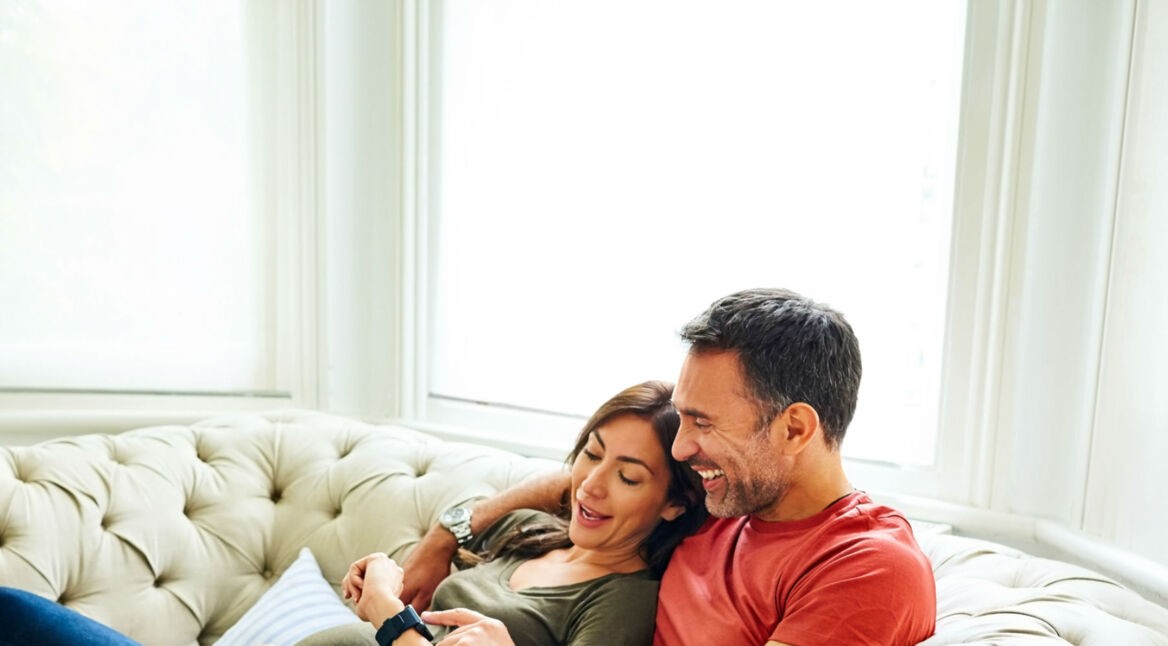 Junge Frau nutzt die HomeRun-App auf ihrer Apple Watch.