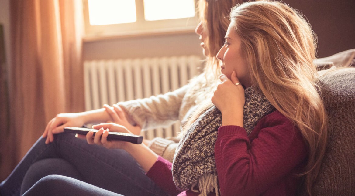 Freundinnen schauen Amazon-Prime-Video-Serien von der Couch aus.