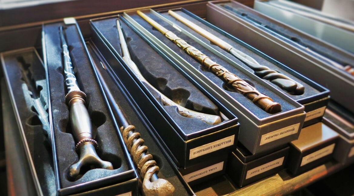 Harry-Potter-Zauberstäbe liegen aus.