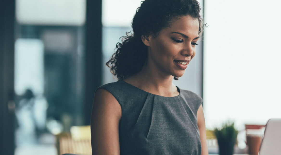Junge Frau stellt am Laptop unter Windows 10 die richtige Uhrzeit ein.