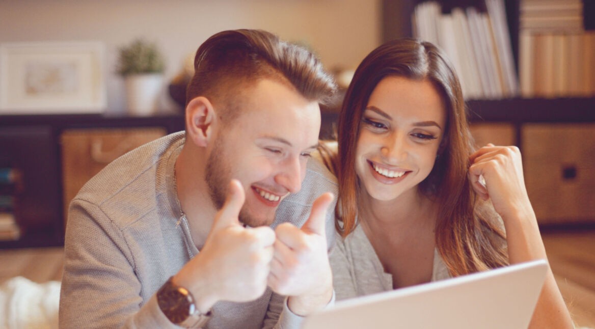 Junges Paar nutzt Snapchat auf dem Laptop.