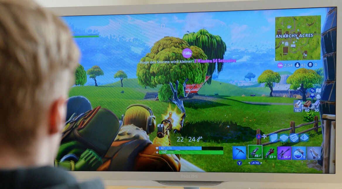 Junger Mann zockt das Battle-Royale-Spiel Fortnite.