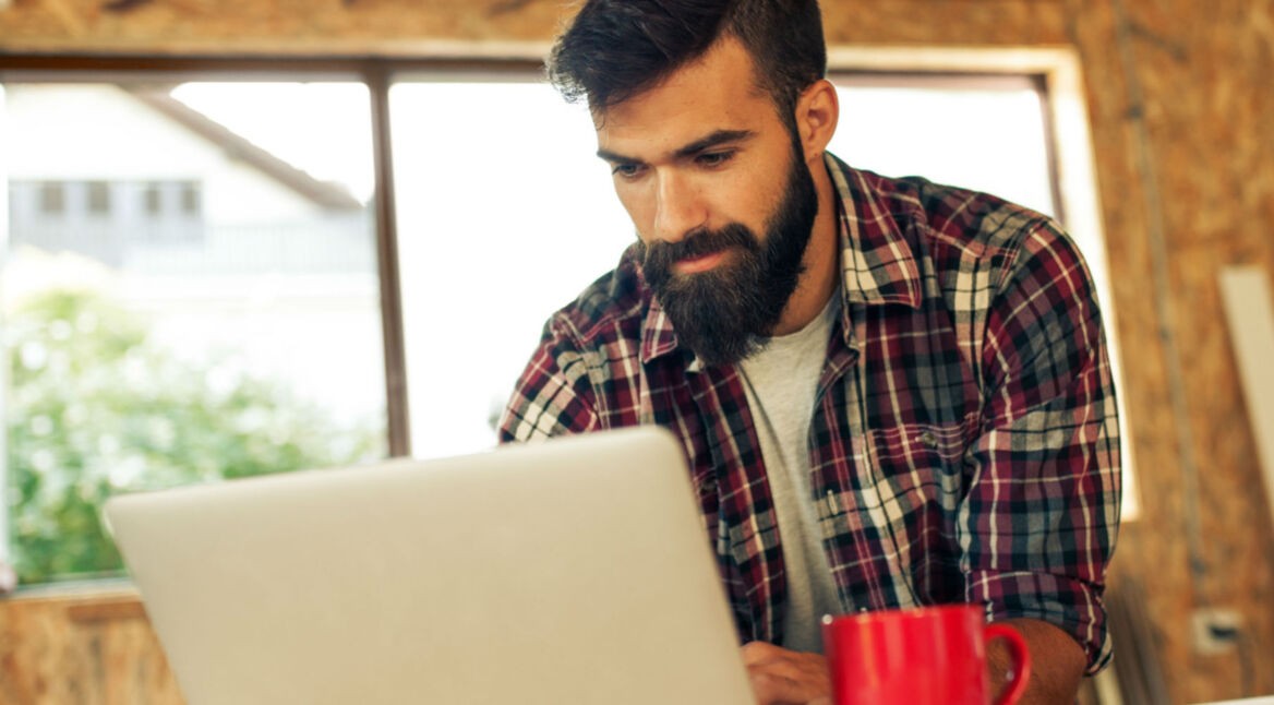 Mann sucht für seinen Laptop ein Live-Wallpaper.