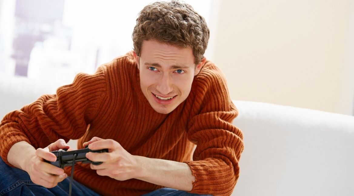 Junger Mann spielt auf seiner PS4 PUBG