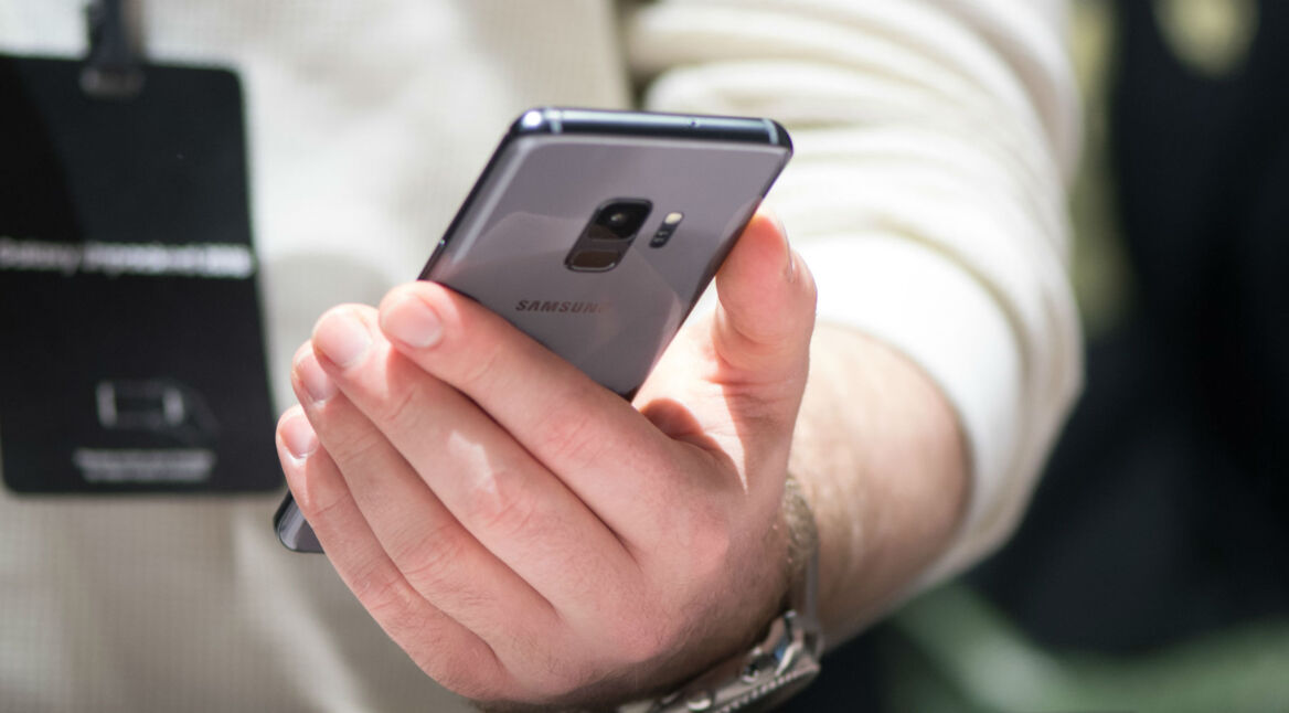 Mann hält das Samsung Galaxy S9 in der Hand.
