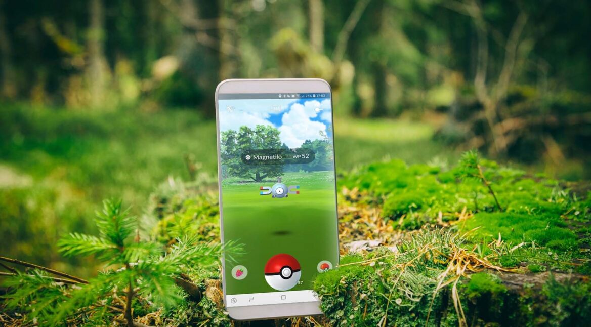 Pokémon-Go-Spieler im Wald