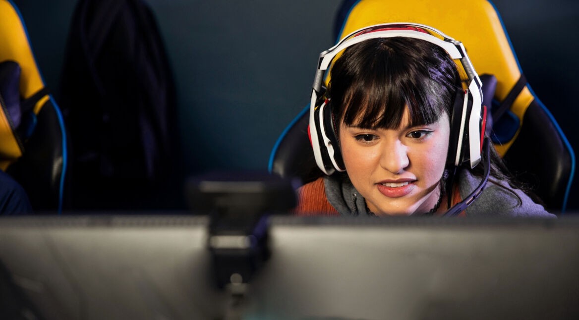 Spielerin zockt Black Ops 4