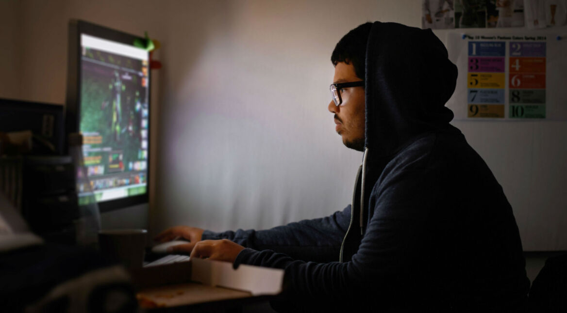 Junger Mann zockt ein PC-Spiel.