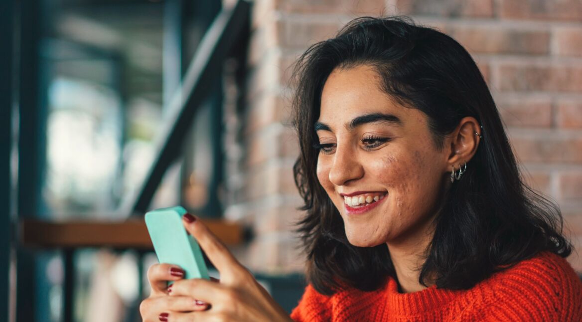 Frau nutzt Facebook auf Smartphone