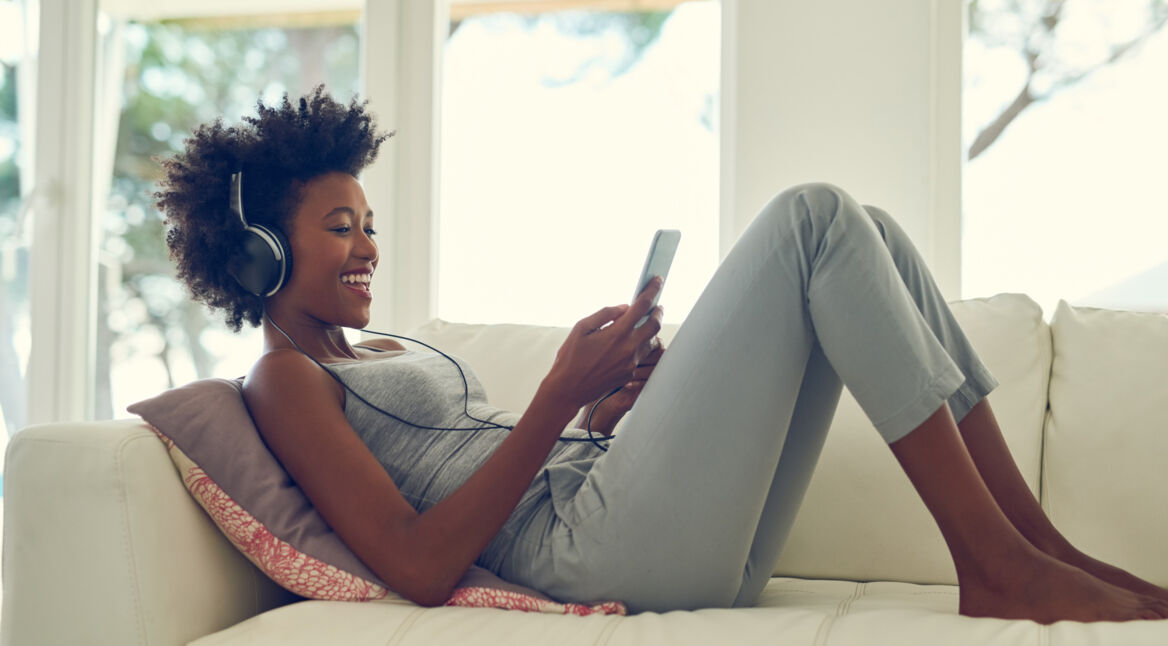 Frau textet mit Gboard