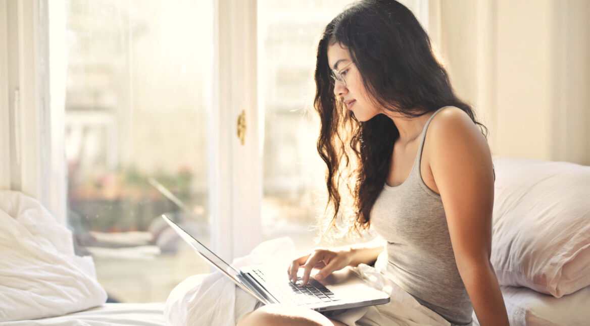 Frau arbeitet am Laptop mit Windows 10