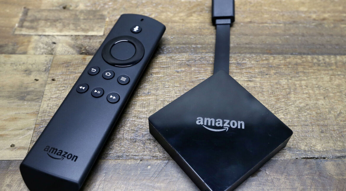 Den Amazon Fire TV samt Fernbedienung nutzen.