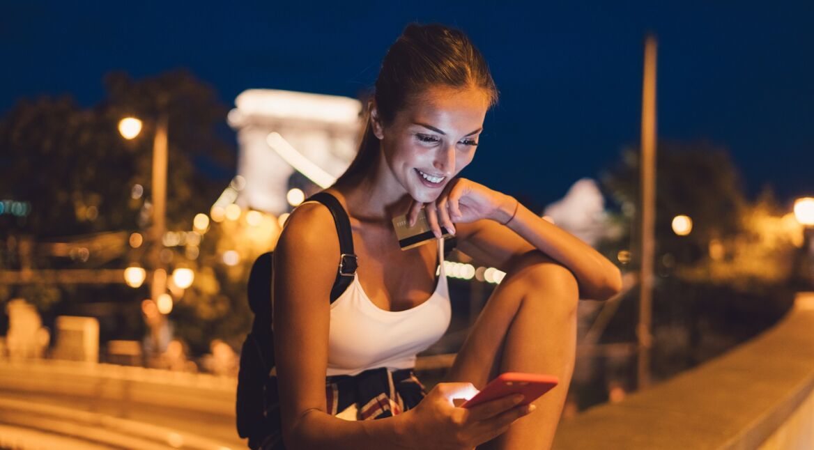 Eine junge Frau richtet Apple Pay ein