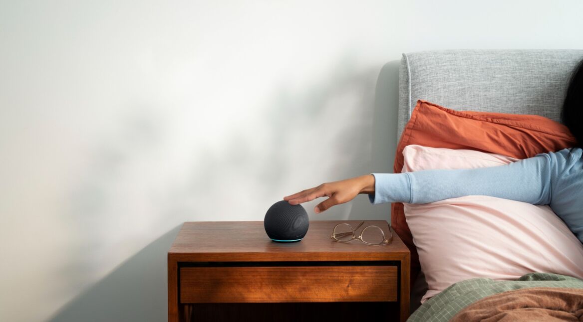 Amazon Echo Dot auf dem Nachttisch