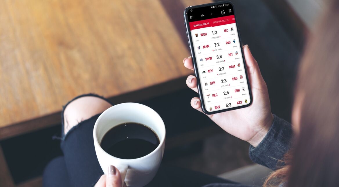 Frau checkt die DEL-Ergebnisse