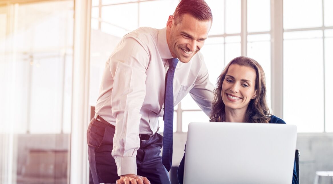 Zwei junge Angestellte im Büro