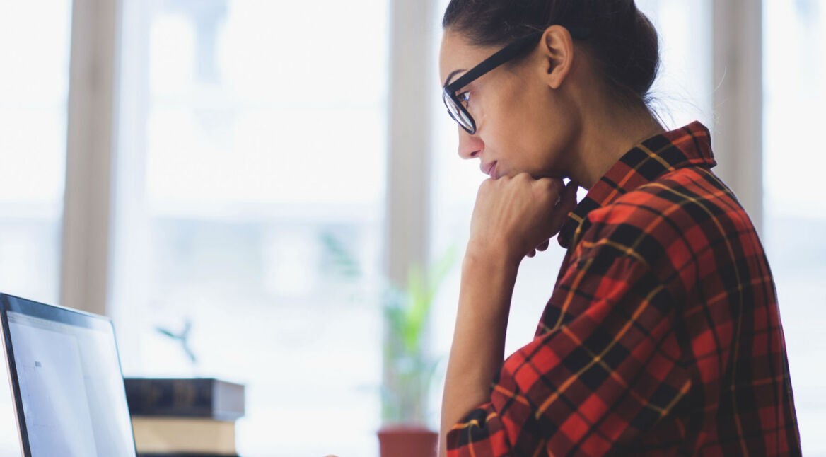 Frau ändert am Laptop den Windows-Computernamen.